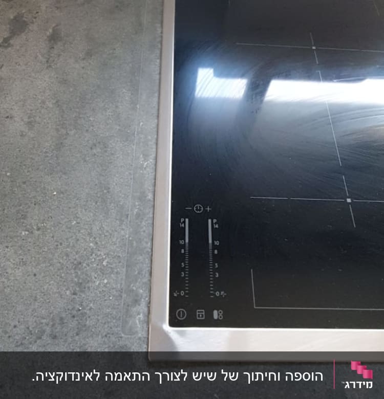 משטח שיש אפור ליד כיריים חשמליות